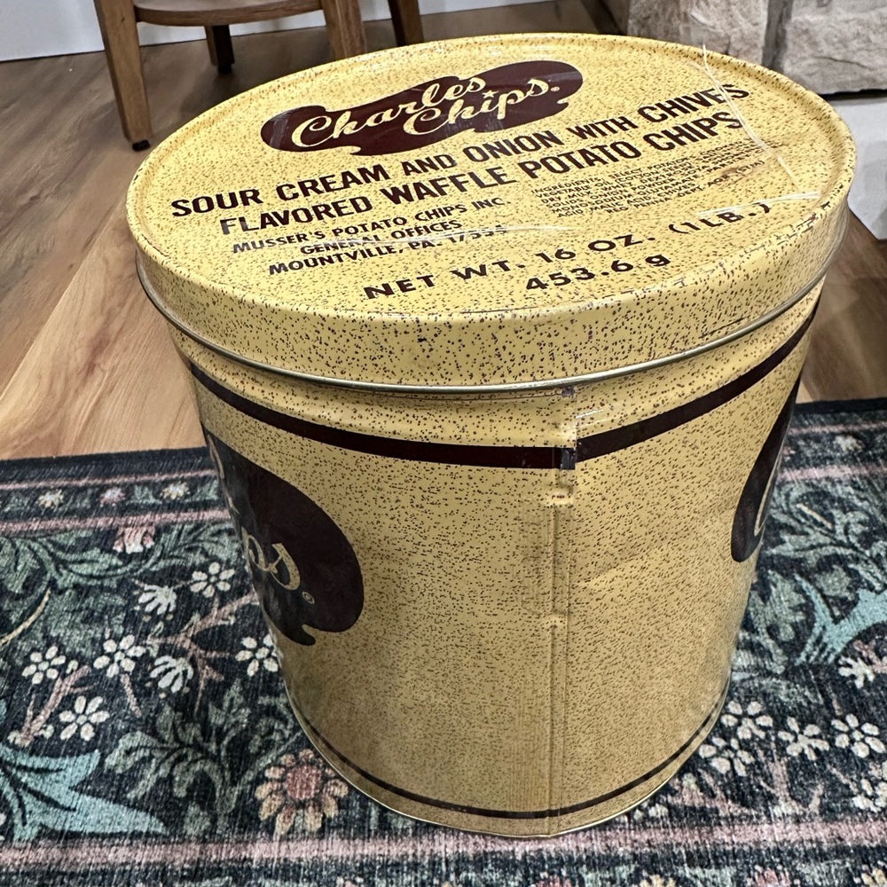 Vtg CHARLES CHIPS Round Metal Tin W Lid Yellow Brown Color Arlington NJ USA NICE - Picture 4 of 10